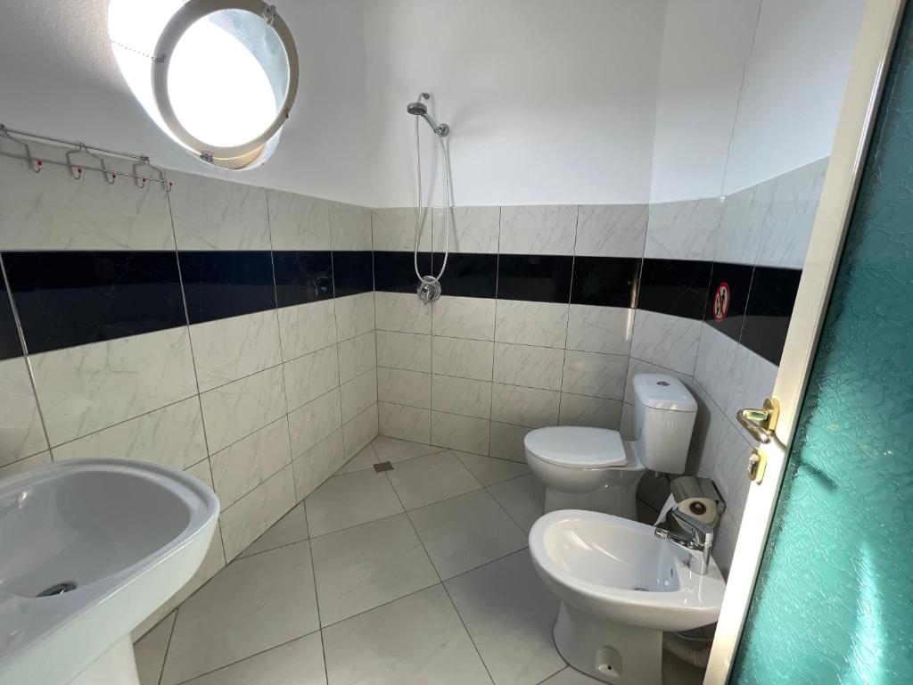 Koupelna v ubytování Hotel Latifi