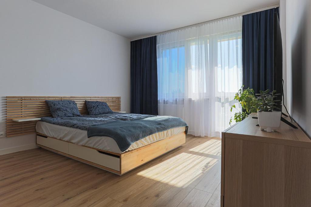 um quarto com uma cama e uma grande janela em Oboźna 25 em Zamość