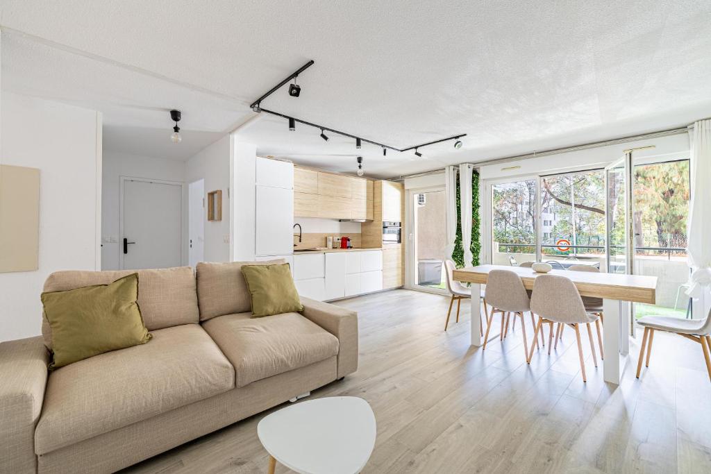 un salon avec un canapé et une table dans l'établissement Montfleury cannes, à Cannes