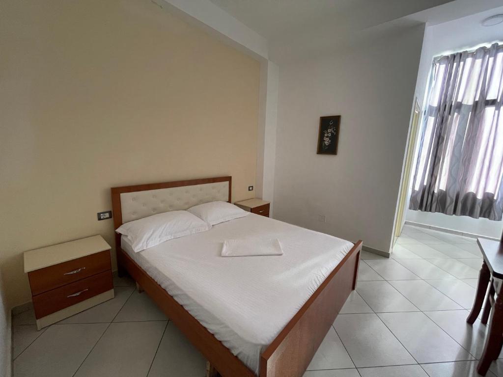 Postel nebo postele na pokoji v ubytování Hotel Latifi