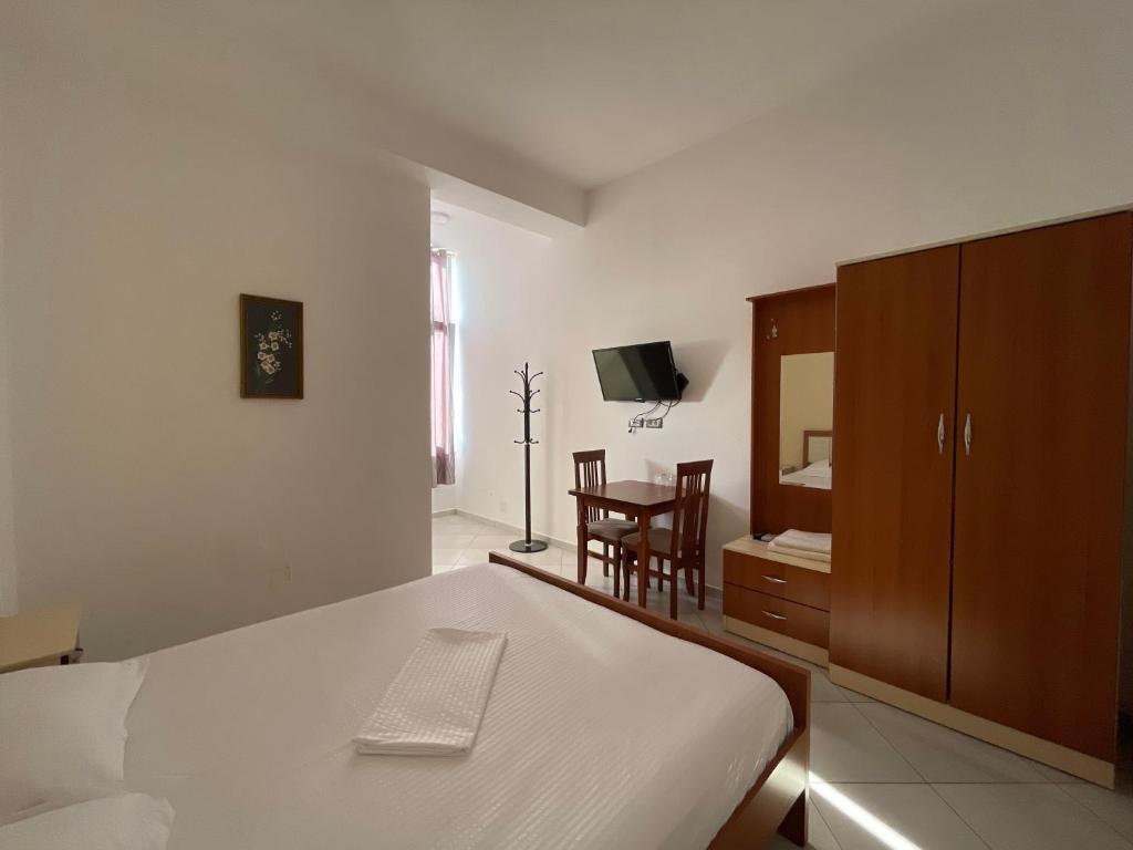 Postel nebo postele na pokoji v ubytování Hotel Latifi