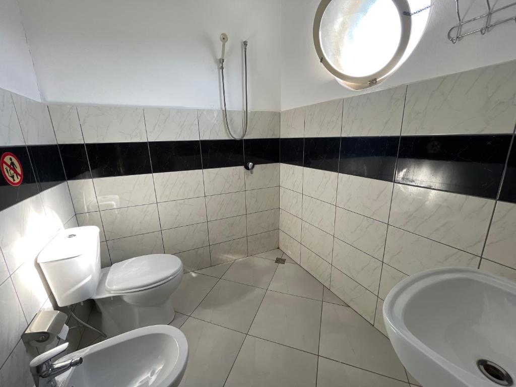 Koupelna v ubytování Hotel Latifi