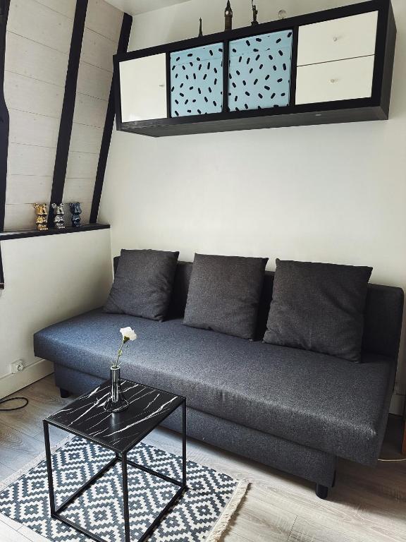un salon avec un canapé et une table dans l'établissement Studio Parisien individuel - GN, à Paris