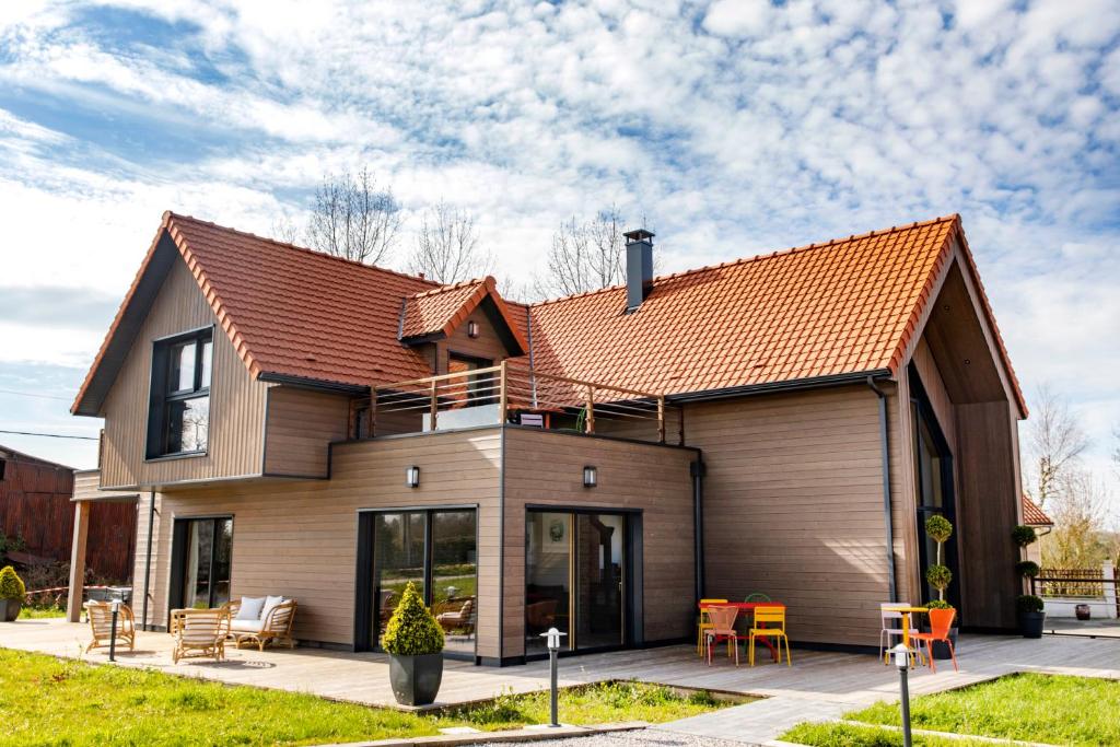ein Haus mit orangefarbenem Dach in der Unterkunft chez watersy in Belle-et-Houllefort