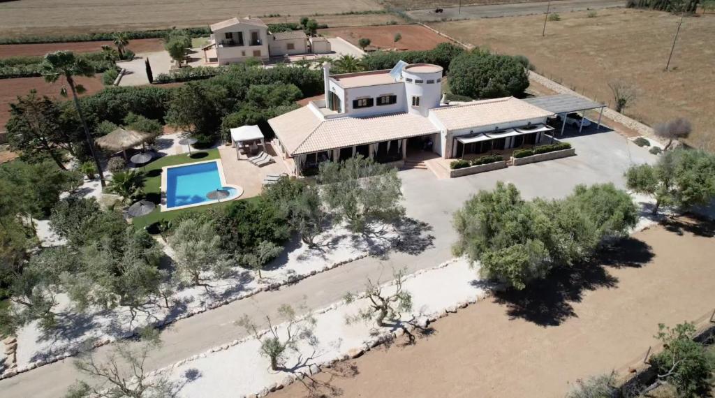 une vue aérienne d'une maison avec piscine dans l'établissement Traumhafte Finca am Es Trenc, à Ses Covetes