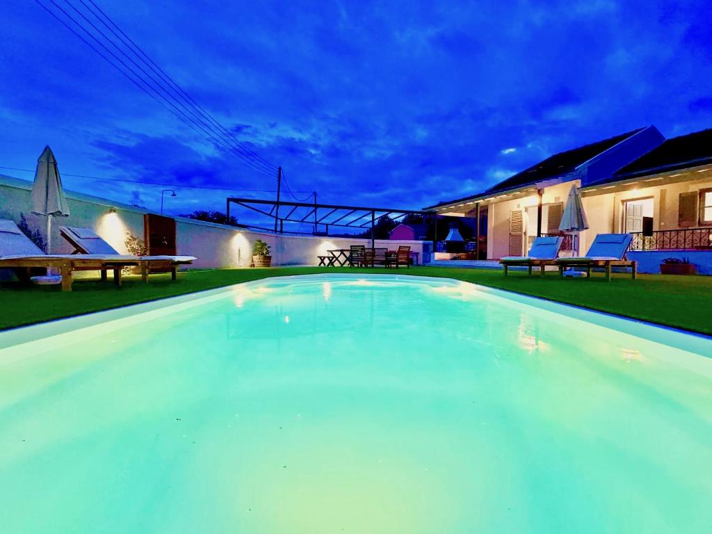 Bazén v ubytování Villa Doramarie Sidari with private pool by DadoVillas nebo v jeho okolí