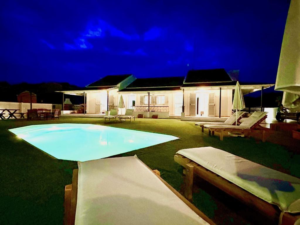 Bazén v ubytování Villa Doramarie Sidari with private pool by DadoVillas nebo v jeho okolí
