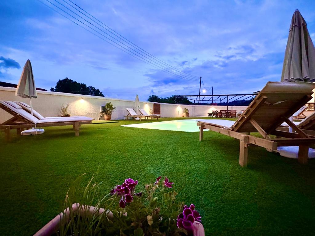 Zahrada ubytování Villa Doramarie Sidari with private pool by DadoVillas