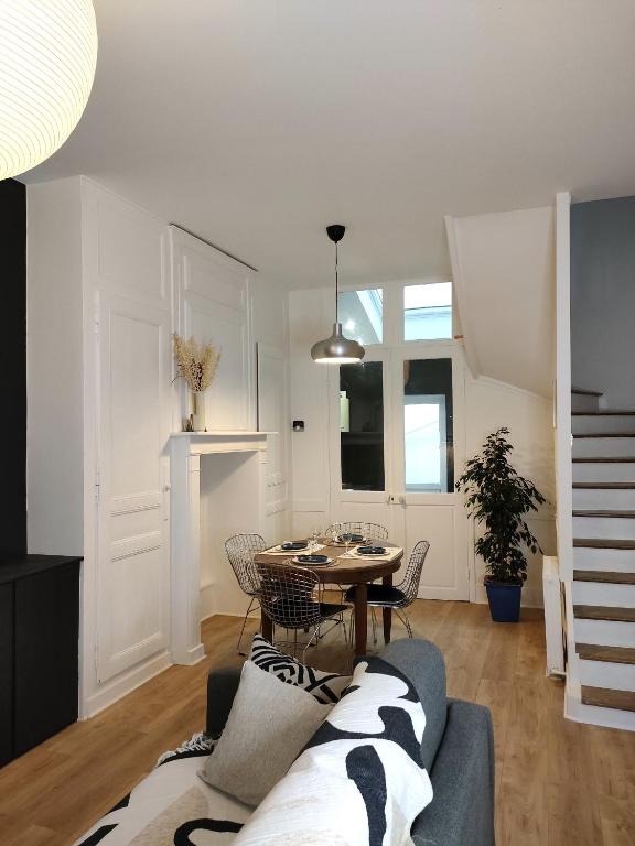 un salon avec un canapé et une table dans l'établissement La Maison Dakoté 10 min à pied de l'hyper centre ville, à Amiens