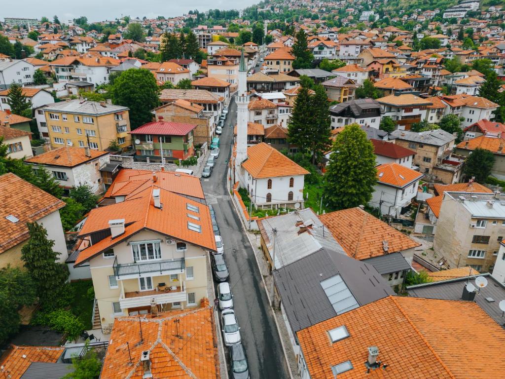 Nespecifikovaný výhled na destinaci Sarajevo nebo výhled na město při pohledu z hotelu