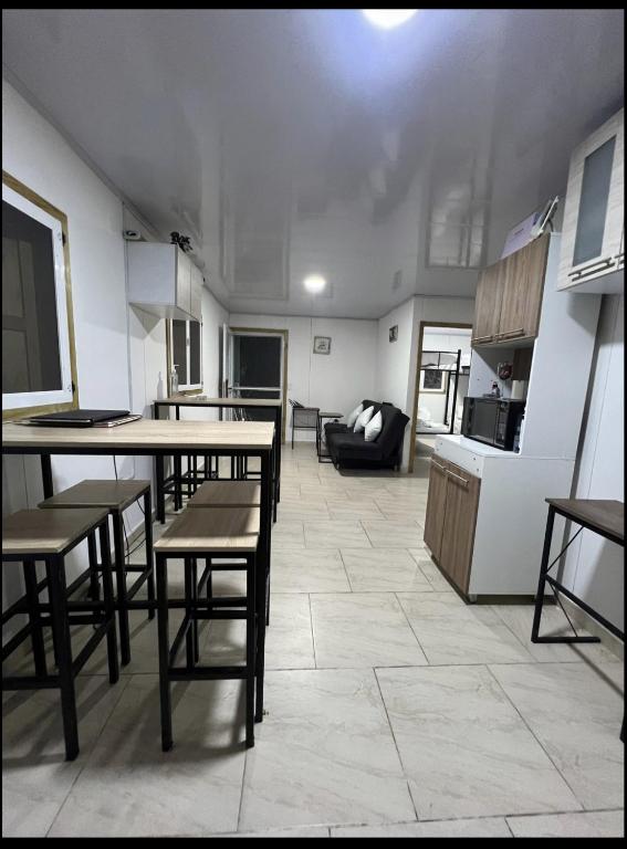 Kuchyň nebo kuchyňský kout v ubytování JAZMIN HOsTEL