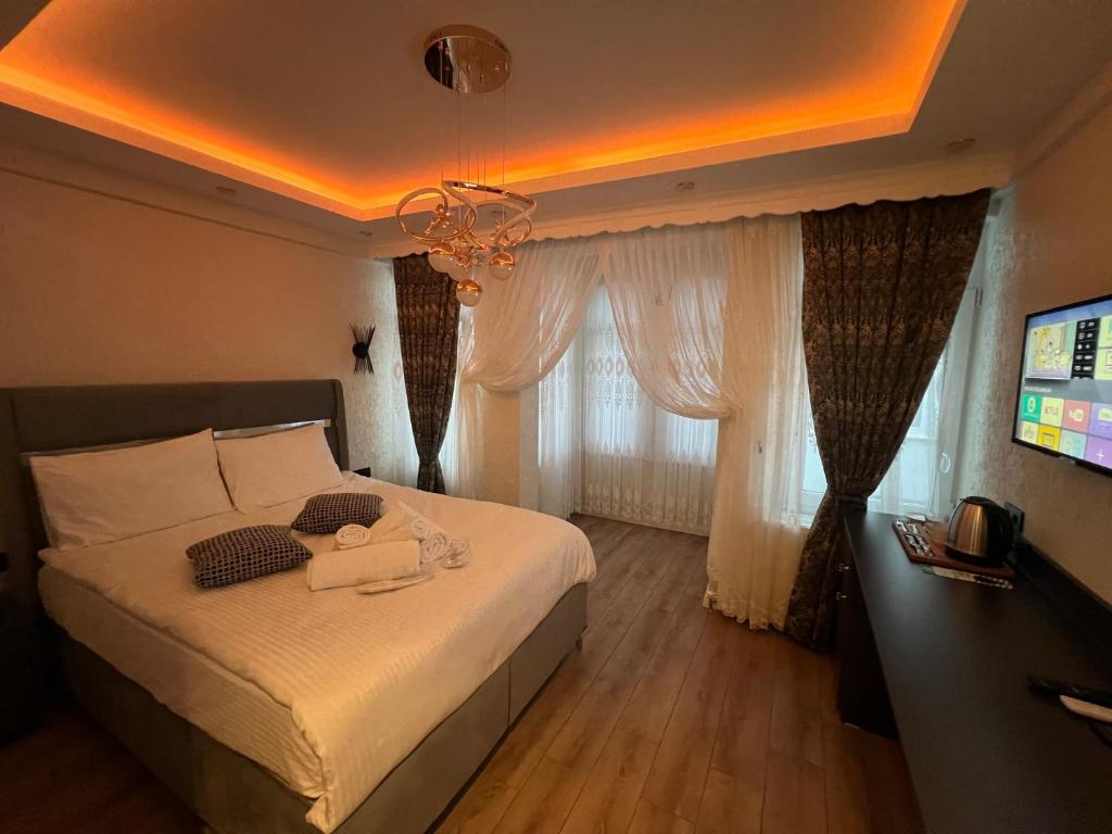 Postel nebo postele na pokoji v ubytování Feycem Suites Hotel