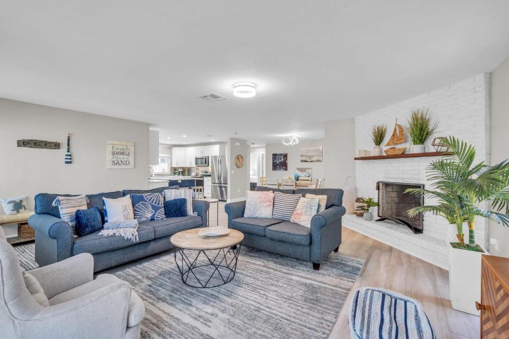 sala de estar con 2 sofás azules y chimenea en Relax Poolside & Walk or Bike to the Beach From This Amazing Naples Pool Home!, en Naples