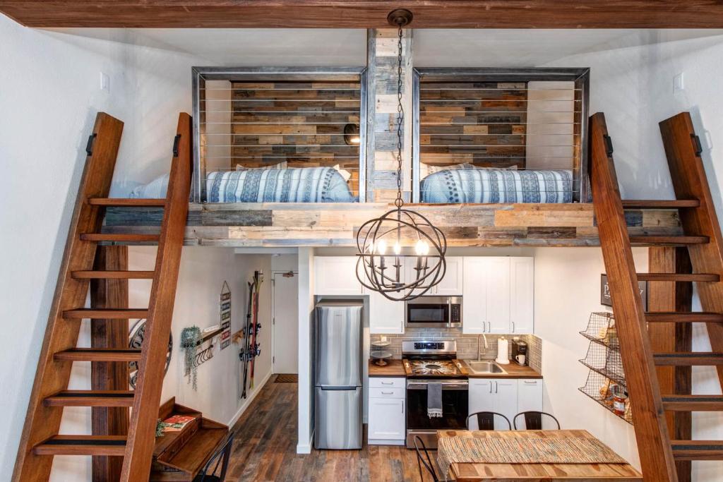 Η κουζίνα ή μικρή κουζίνα στο Prospector Lodge 924 by Moose Management