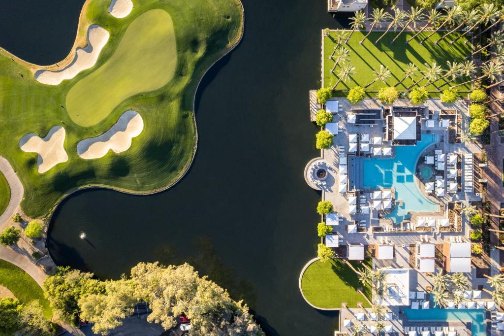 une vue aérienne sur un domaine sur l'eau dans l'établissement Hyatt Regency Scottsdale Resort and Spa, à Scottsdale