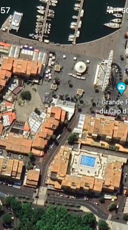 - une vue aérienne sur une ville avec une piscine dans l'établissement Cosy chic, au Cap d'Agde