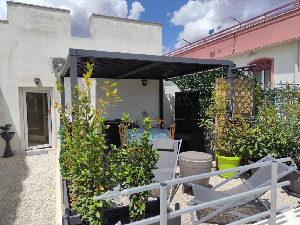 a black awning over a patio with plants at Casa vacanze Margherita in Laterza