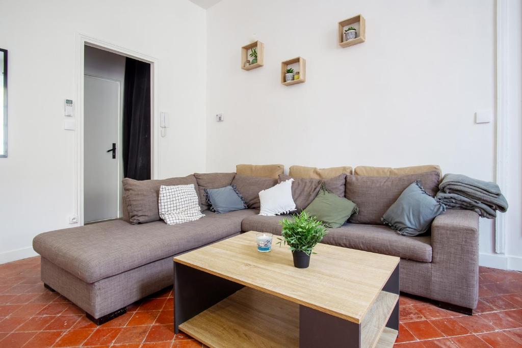 un salon avec un canapé et une table basse dans l'établissement Grand T2 Hyper Centre Proche Toutes Commodités, à Perpignan
