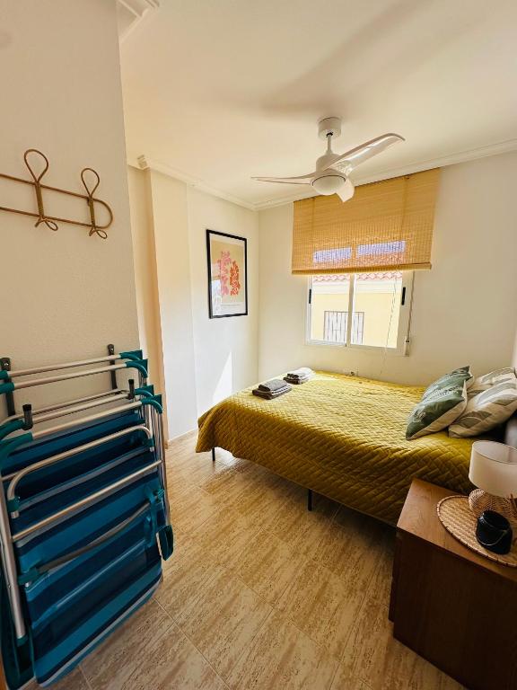 Łóżko lub łóżka w pokoju w obiekcie Bungalow Aguas Nuevas Costa del Cezar
