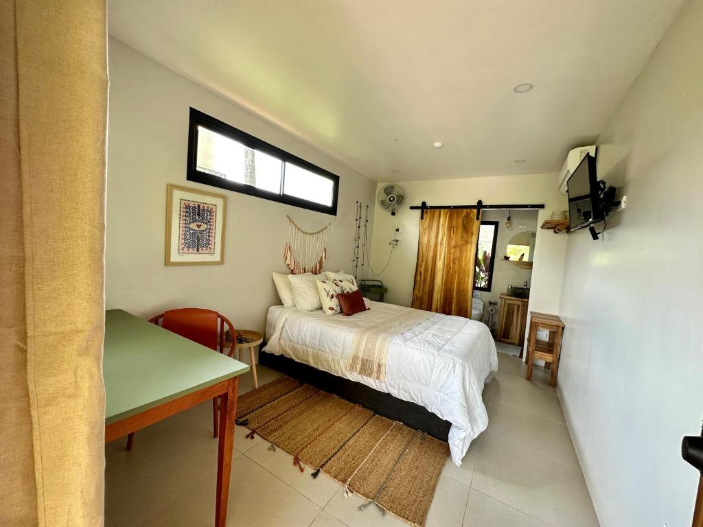Postel nebo postele na pokoji v ubytování Almendros Eco-Villas