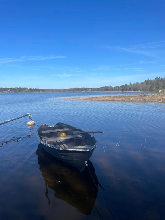 a small boat sitting in the middle of a lake at Skäret in Åkerö