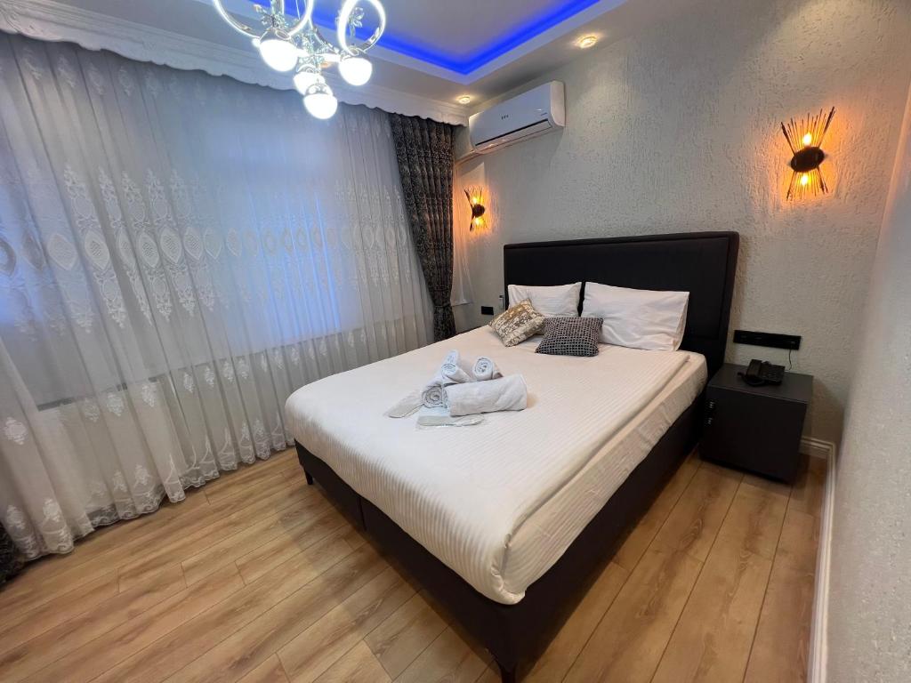 Postel nebo postele na pokoji v ubytování Feycem Suites Hotel
