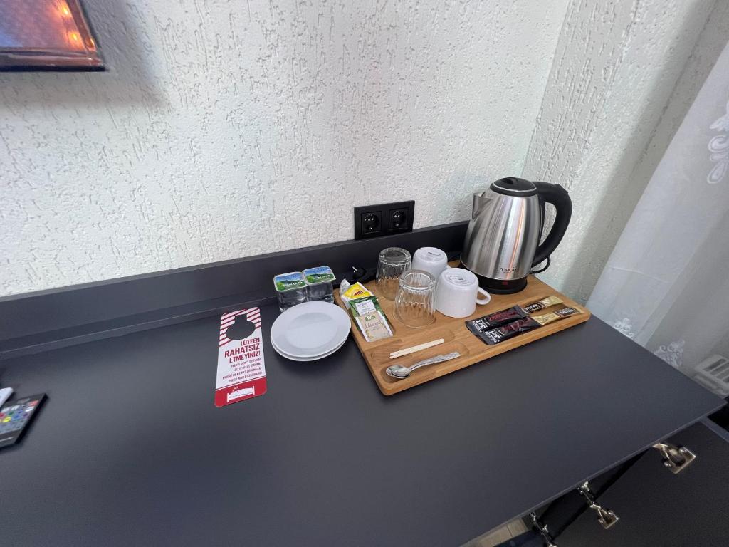 Příslušenství pro přípravu čaje a kávy v ubytování Feycem Suites Hotel