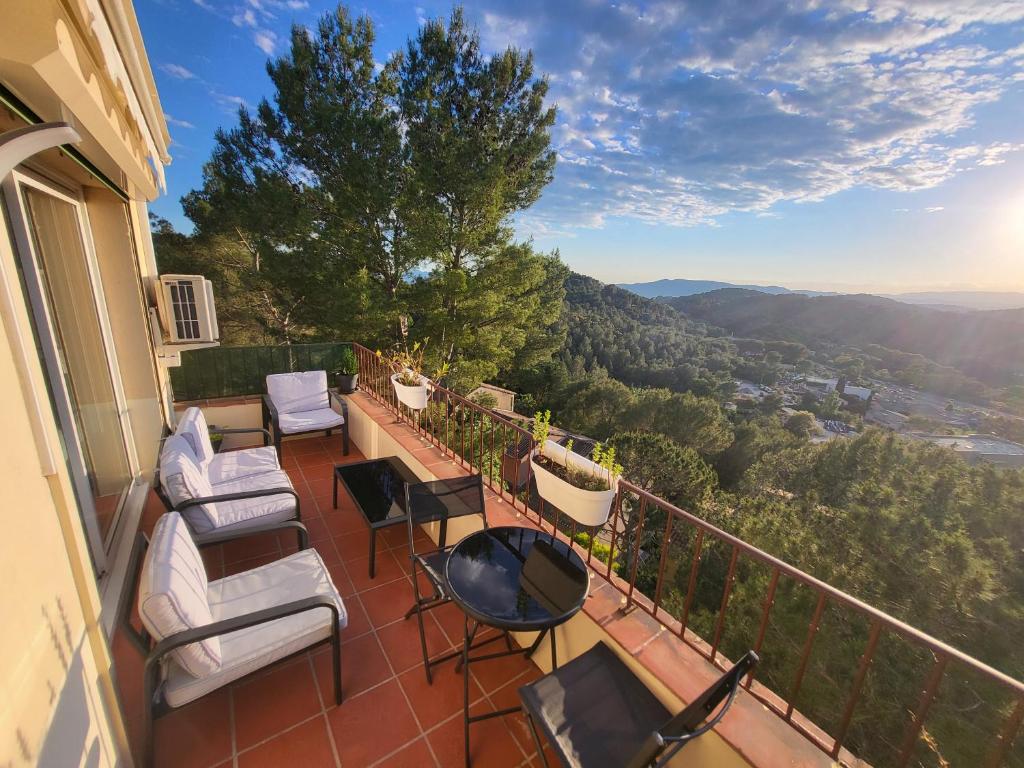 einen Balkon mit Stühlen, einem Tisch und Aussicht in der Unterkunft T3 avec magnifique vue montagne, 3 étoiles, piscine et parking, clim in Mougins