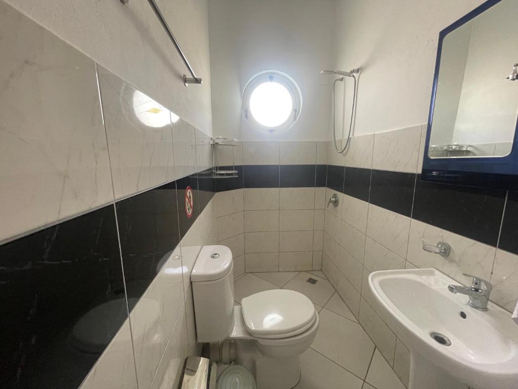 Koupelna v ubytování Hotel Latifi