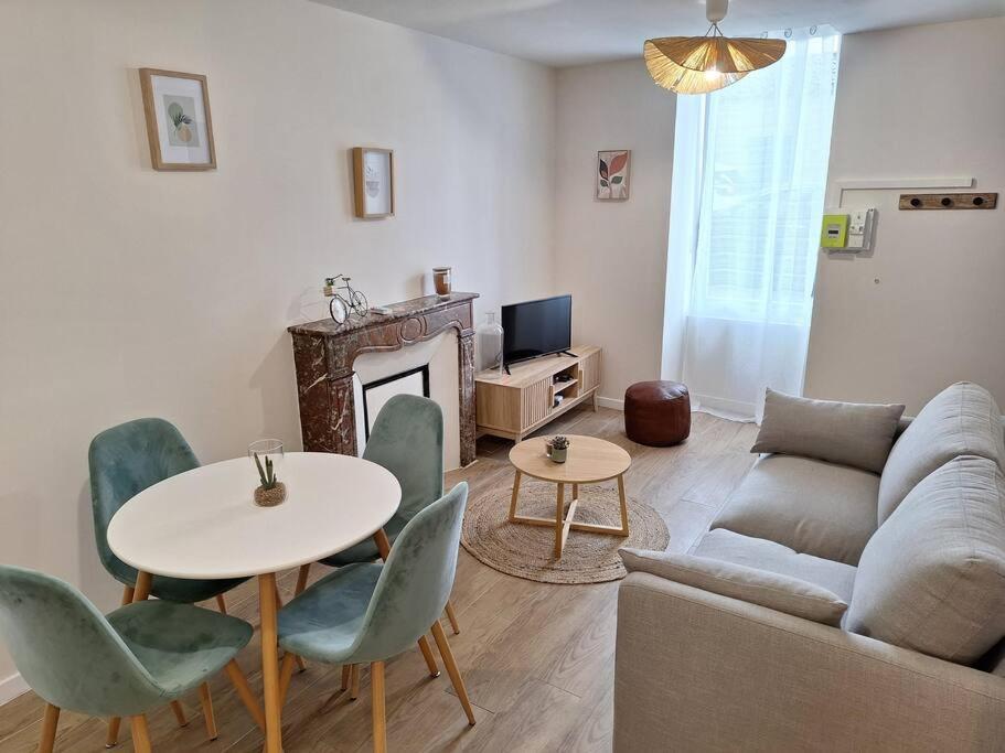 Posezení v ubytování Appartement centre-ville avec cour privative