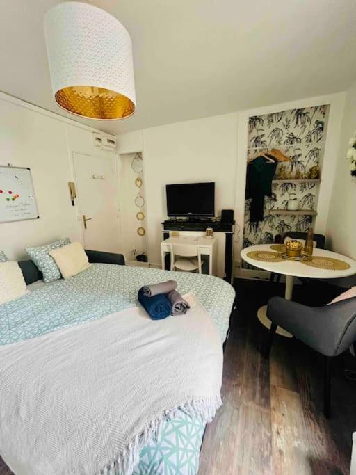 une chambre avec un lit, une table et une télévision dans l'établissement Quiet studio next business school and castle, à Fontainebleau