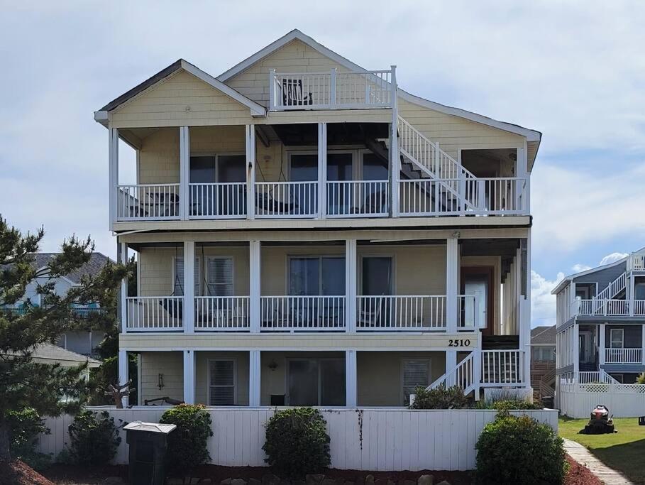 Una casa grande con balcones en un lateral. en 2510 Beach Rd, Semi-Oceanfront/Pool/Hot Tub, en Nags Head