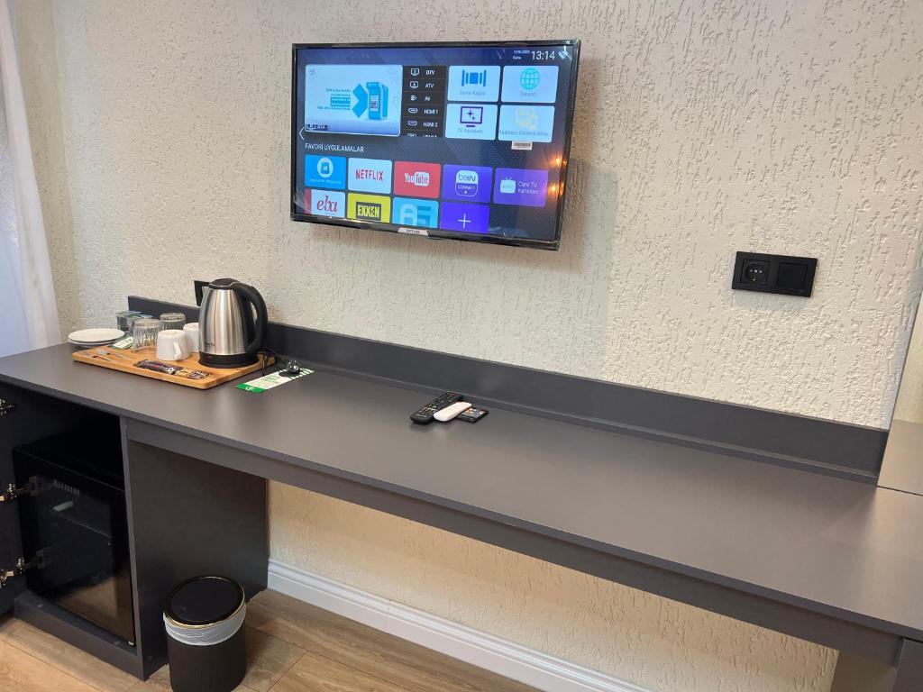 TV a/nebo společenská místnost v ubytování Feycem Suites Hotel