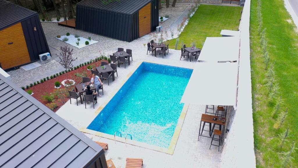 Bazén v ubytování Blisku do Gradot - Riverfront Luxury Cabins nebo v jeho okolí