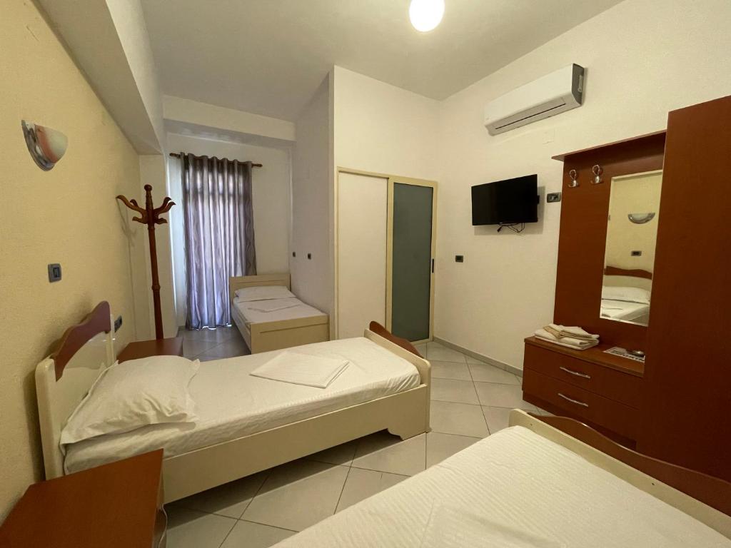 Postel nebo postele na pokoji v ubytování Hotel Latifi