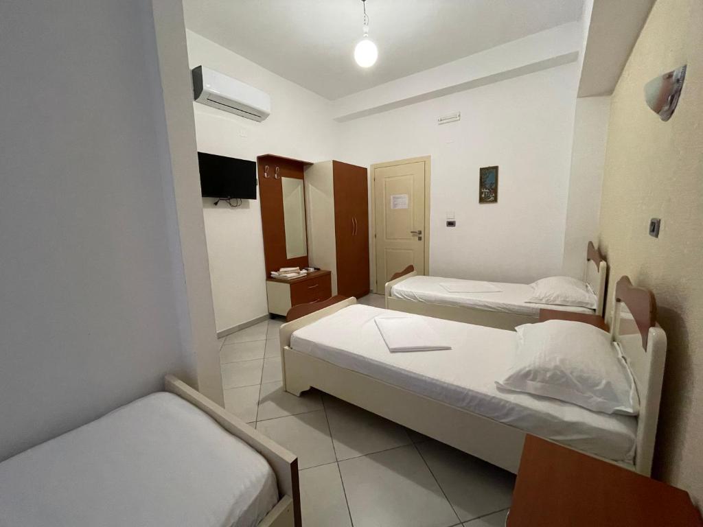 Postel nebo postele na pokoji v ubytování Hotel Latifi