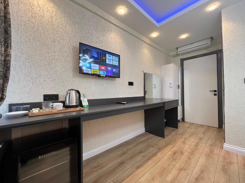 TV a/nebo společenská místnost v ubytování Feycem Suites Hotel