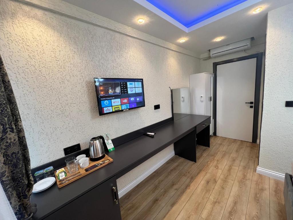 TV a/nebo společenská místnost v ubytování Feycem Suites Hotel