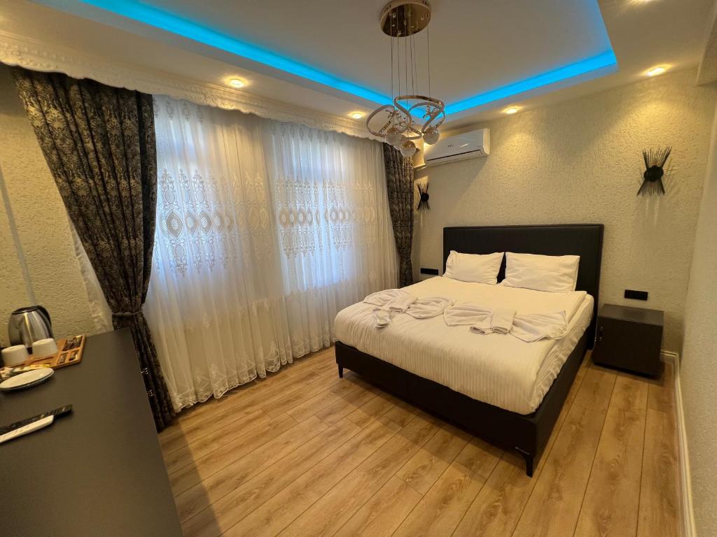 Postel nebo postele na pokoji v ubytování Feycem Suites Hotel