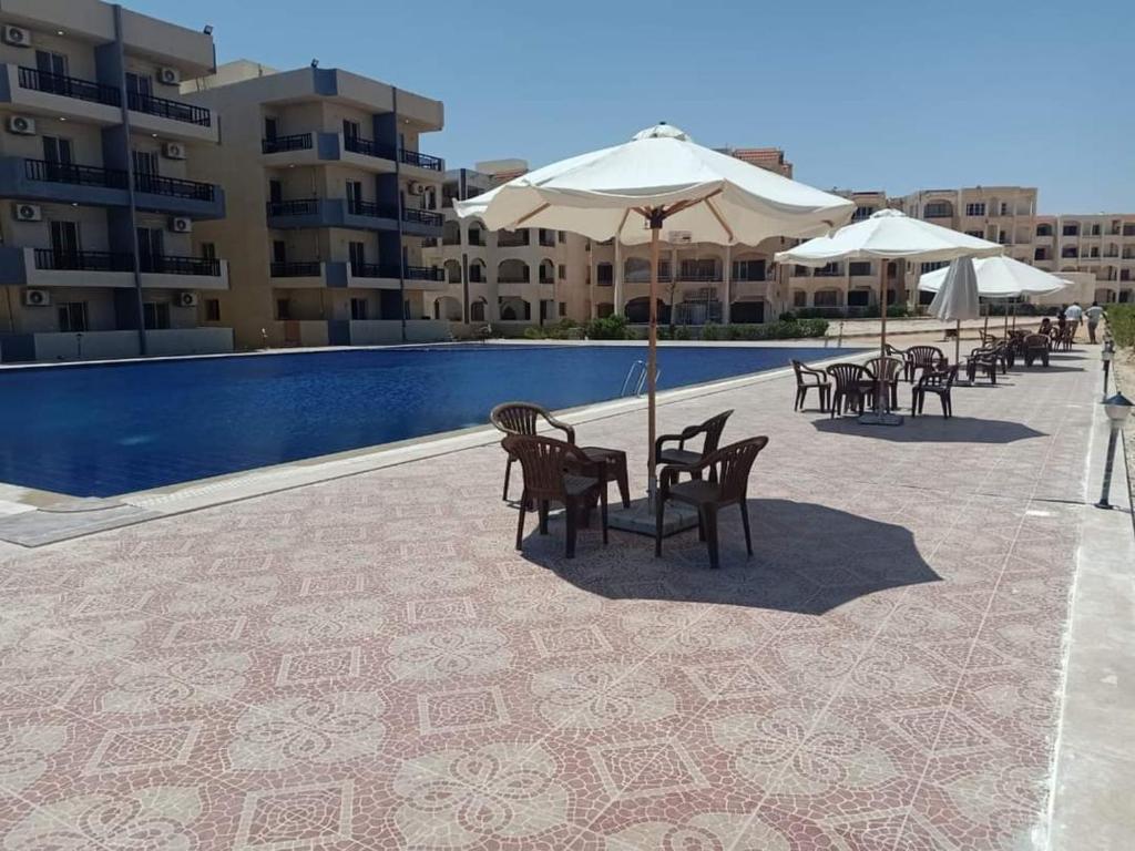 Bazén v ubytování شاليه سويت بلو باي مطروح chalet suite blue bay matrouh nebo v jeho okolí