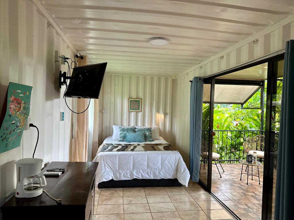 Postel nebo postele na pokoji v ubytování Almendros Eco-Villas