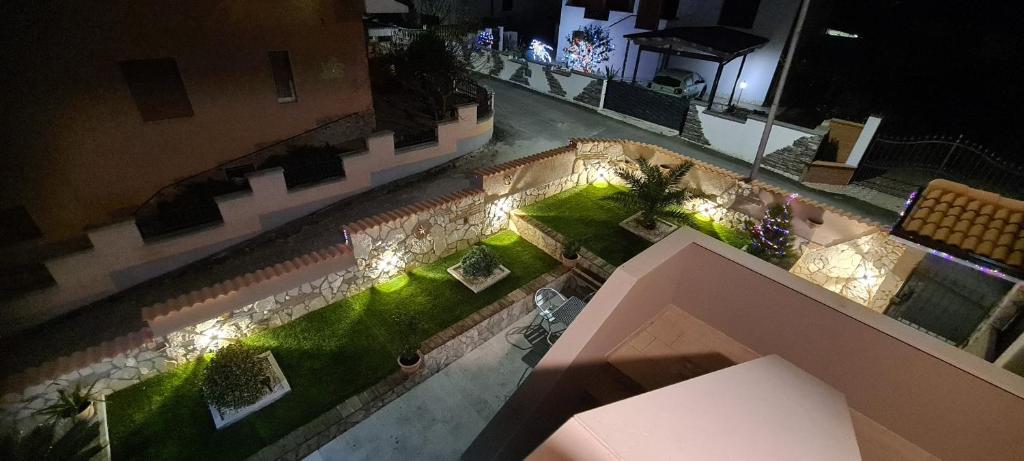 - une vue sur la cour la nuit dans l'établissement PICCOLO PARADISO Suite LUNA, à Scafa