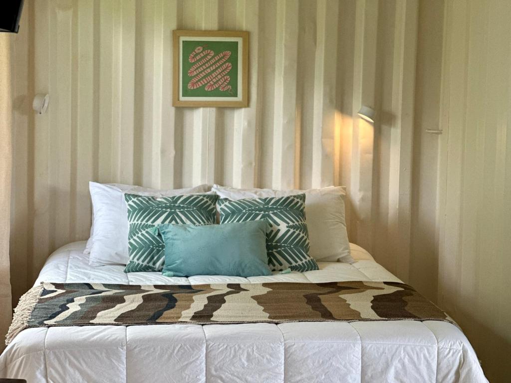 Postel nebo postele na pokoji v ubytování Almendros Eco-Villas