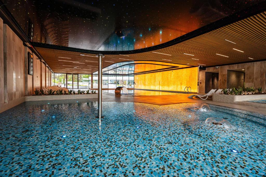 Bazén v ubytování The SKY by Wave Międzyzdroje Resort&SPA nebo v jeho okolí