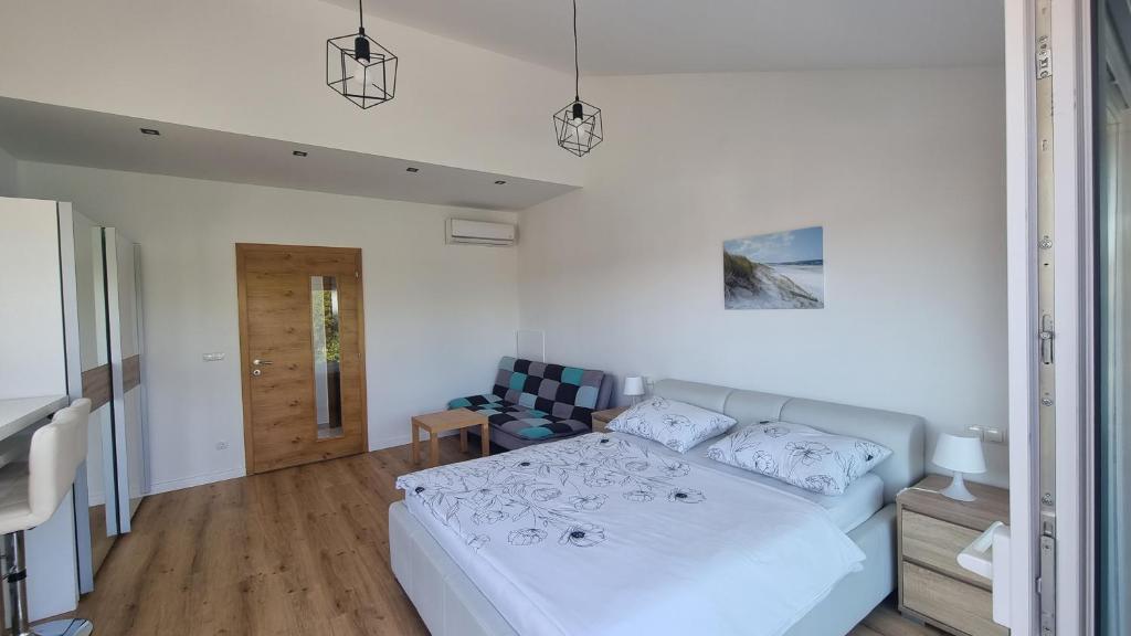 En eller flere senge i et værelse på Villa Mara