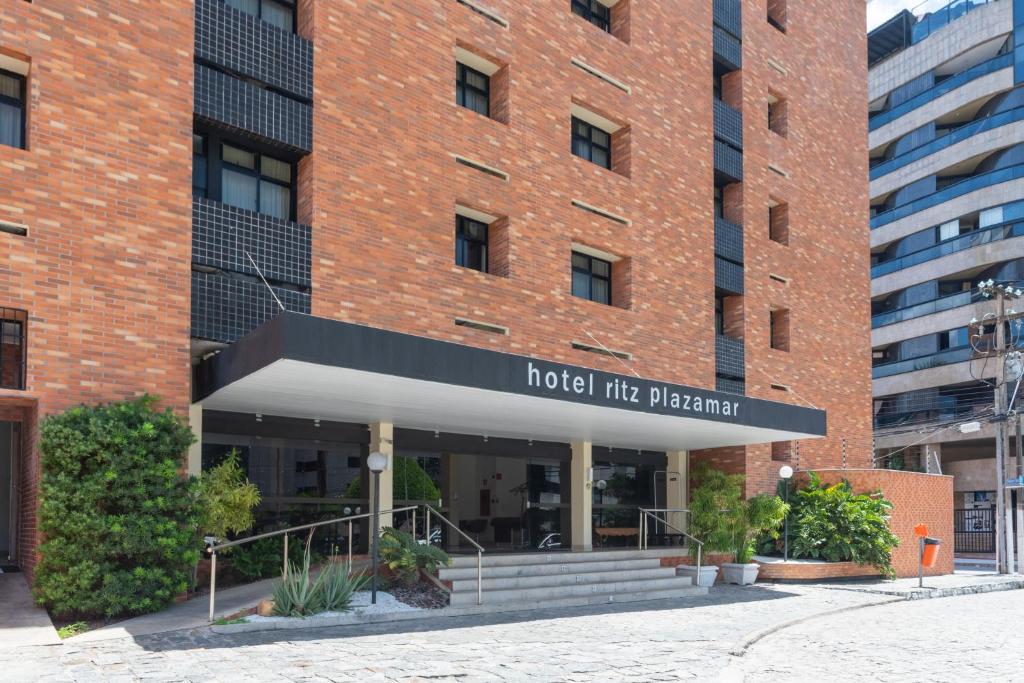 un hotel frente a un edificio de ladrillo en Ritz Plazamar Hotel, en Maceió