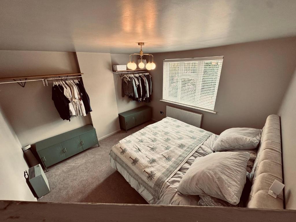 Tempat tidur dalam kamar di Chic Family Home Near Parks & Leicester Uni
