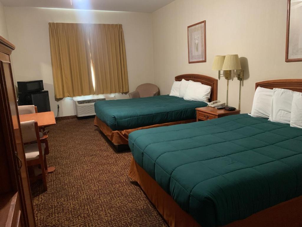 pokój hotelowy z 2 łóżkami i telewizorem w obiekcie ABVI Westmorland w mieście Westmorland