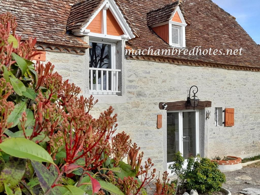 格拉馬的住宿－La Causserie, 2 Chambres d'Hôtes, 2 à 4 invités, pour vous seuls，白色的建筑,有窗户和一些植物