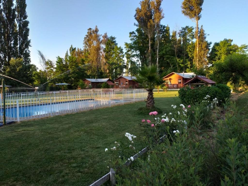 einen Hof mit einem Zaun und ein paar Blumen in der Unterkunft Villa Rosa House in Pinto